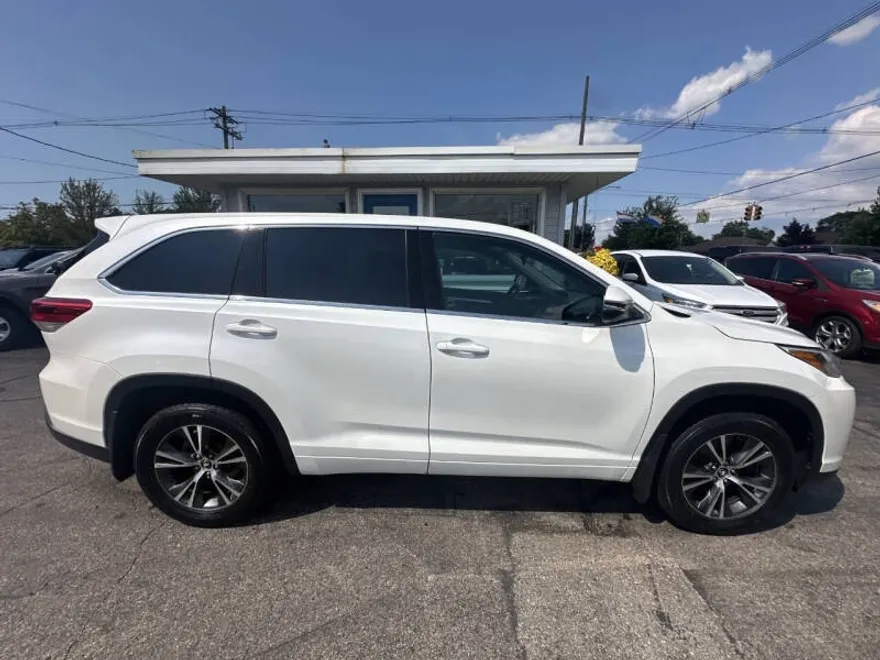 2017 Toyota Highlander LE Plus photo 1
