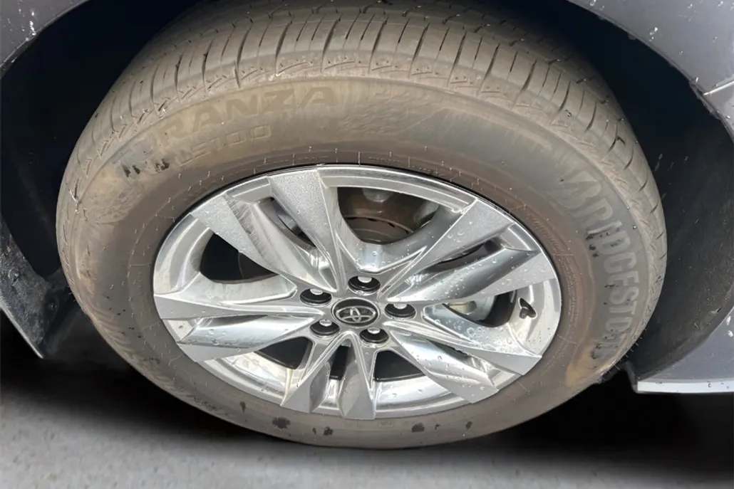 2025 Toyota Sienna Limited photo 1