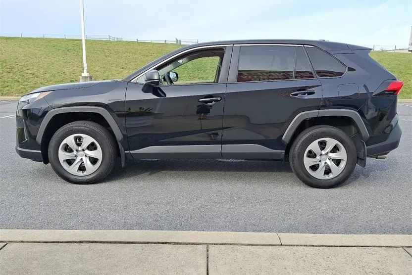 2023 Toyota RAV4 LE photo 1