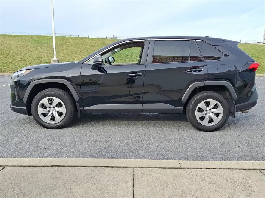 2023 Toyota RAV4 LE photo 1