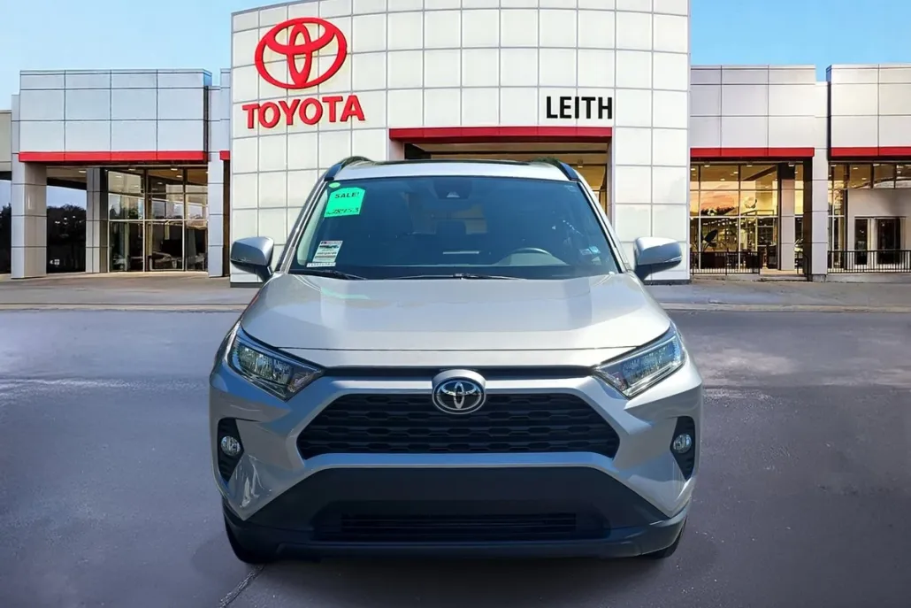 2021 Toyota RAV4 XLE photo 1