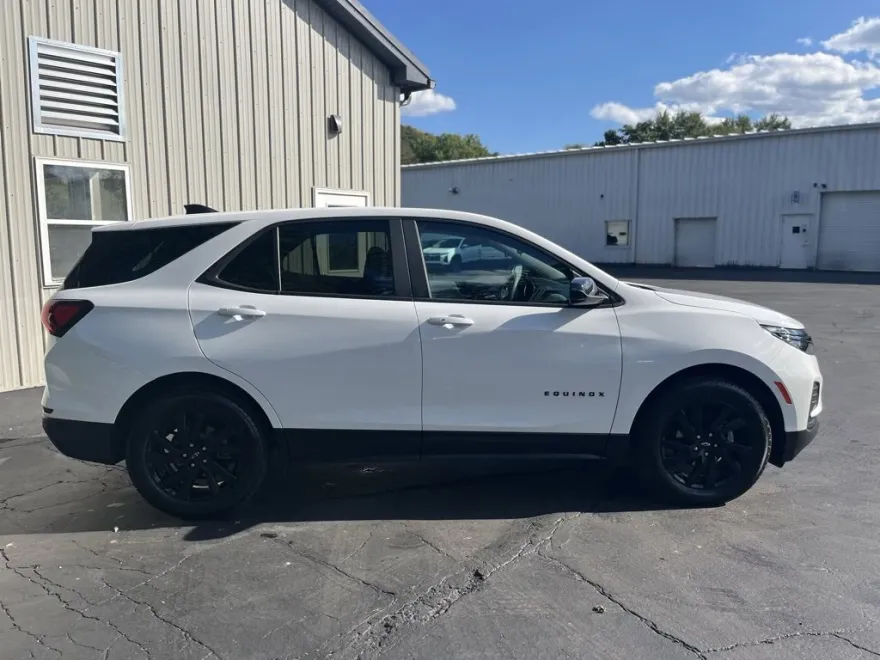 2023 Chevrolet Equinox LS photo 1