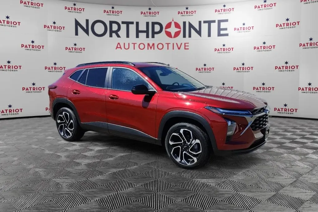2025 Chevrolet Trax LE photo 1