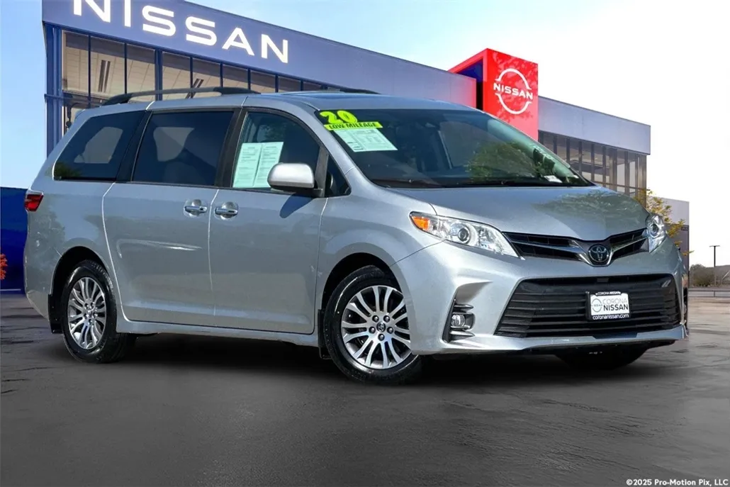 2020 Toyota Sienna XLE photo 1
