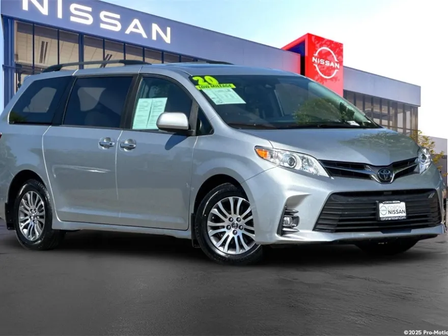 2020 Toyota Sienna XLE photo 1