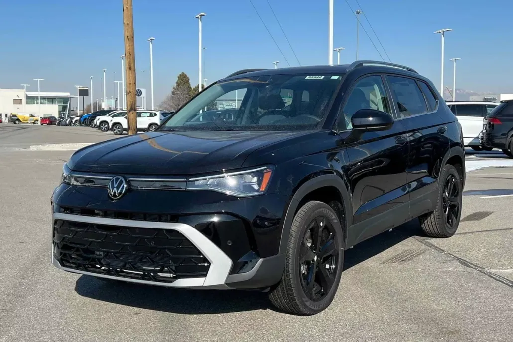 2025 Volkswagen Taos SEL photo 1