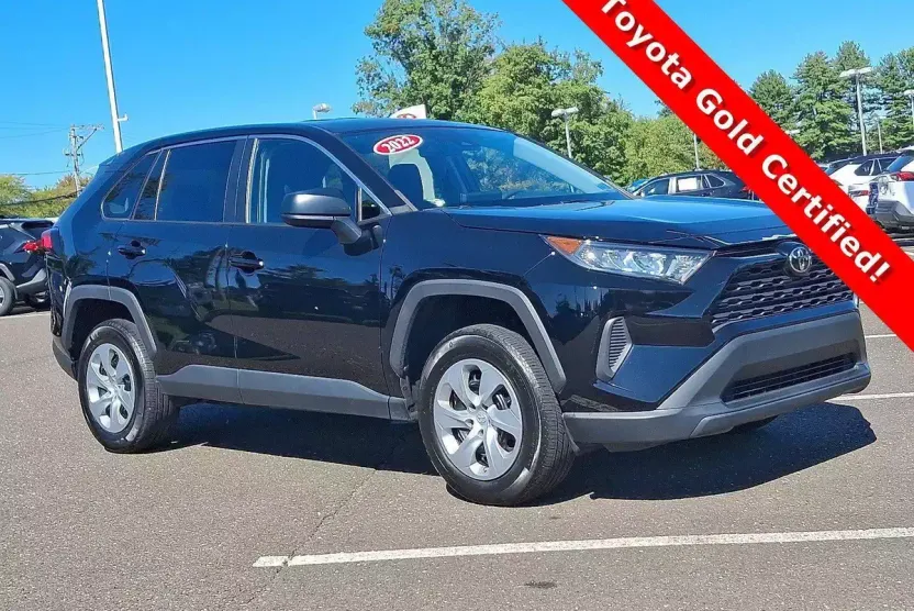 2022 Toyota RAV4 LE photo 1