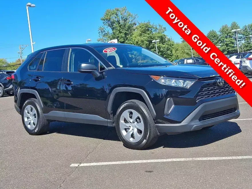 2022 Toyota RAV4 LE photo 1