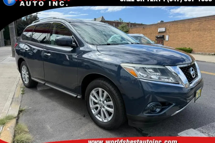 2014 Nissan Pathfinder SV photo 1