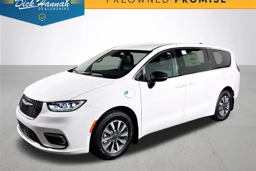 2025 Chrysler Pacifica Hybrid photo 1