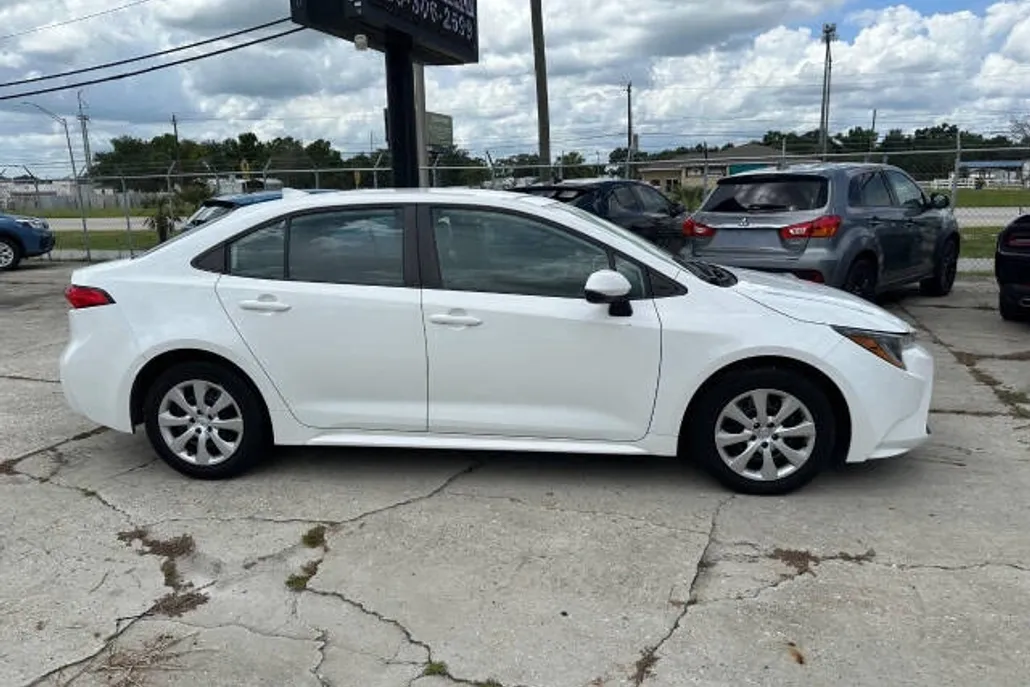 2020 Toyota Corolla LE photo 1