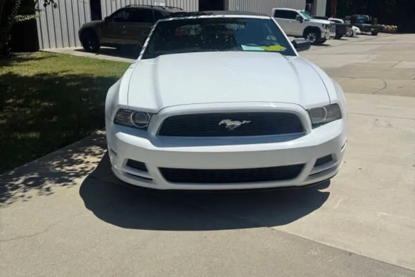 2014 Ford Mustang V6 Convertible photo 1