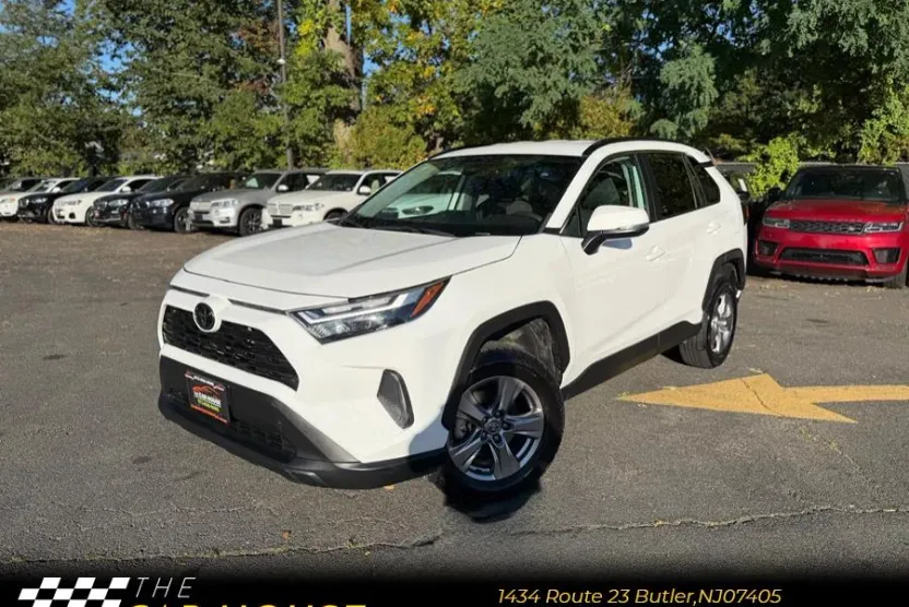 2023 Toyota RAV4 XLE photo 1