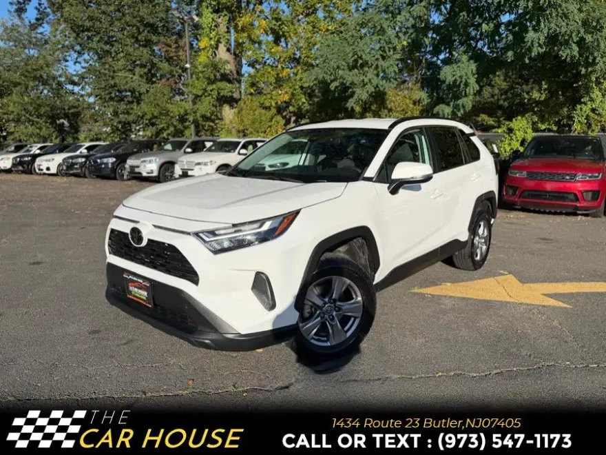 2023 Toyota RAV4 XLE photo 1