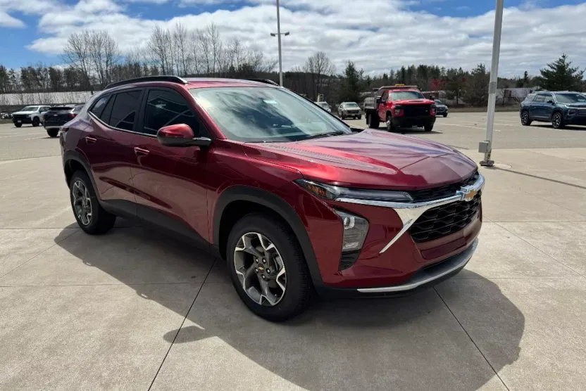 2025 Chevrolet Trax LT photo 1