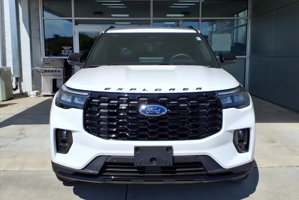 2025 Ford Explorer ST-Line photo 1