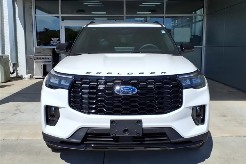 2025 Ford Explorer ST-Line photo 1