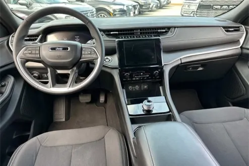 2024 Jeep Grand Cherokee Laredo photo 2
