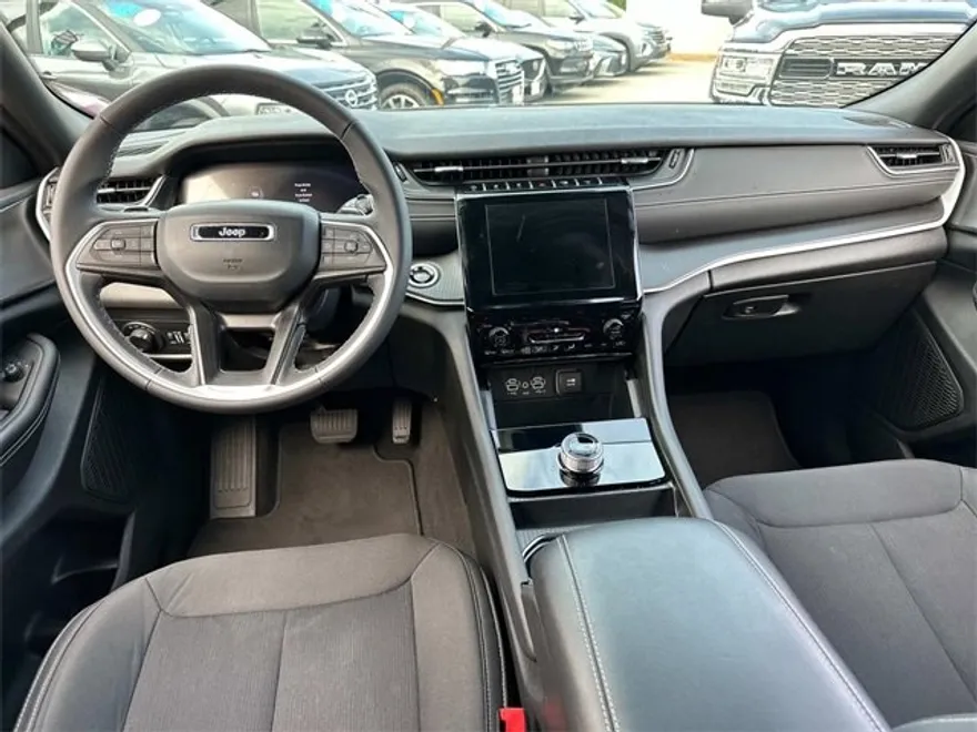 2024 Jeep Grand Cherokee Laredo photo 2