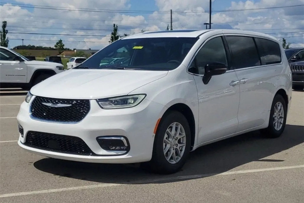 2026 Chrysler Pacifica photo 1