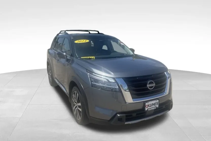 2024 Nissan Pathfinder Platinum photo 1