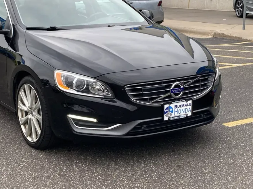 2017 Volvo S60 T5 Inscription Platinum photo 1