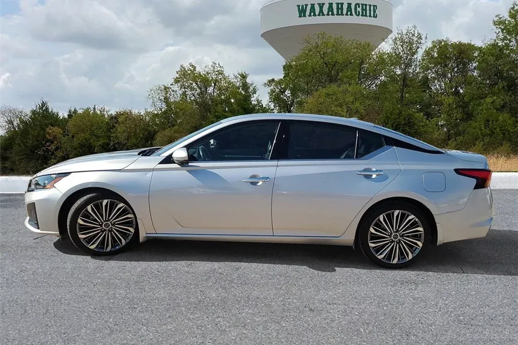 2023 Nissan Altima 2.5 SL photo 1