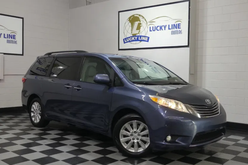 2015 Toyota Sienna XLE photo 1