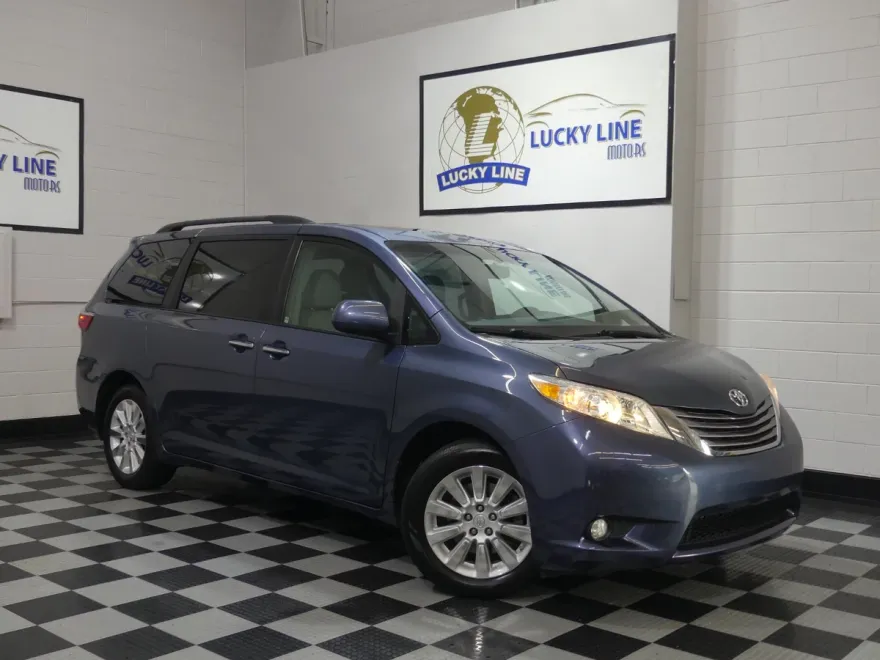 2015 Toyota Sienna XLE photo 1