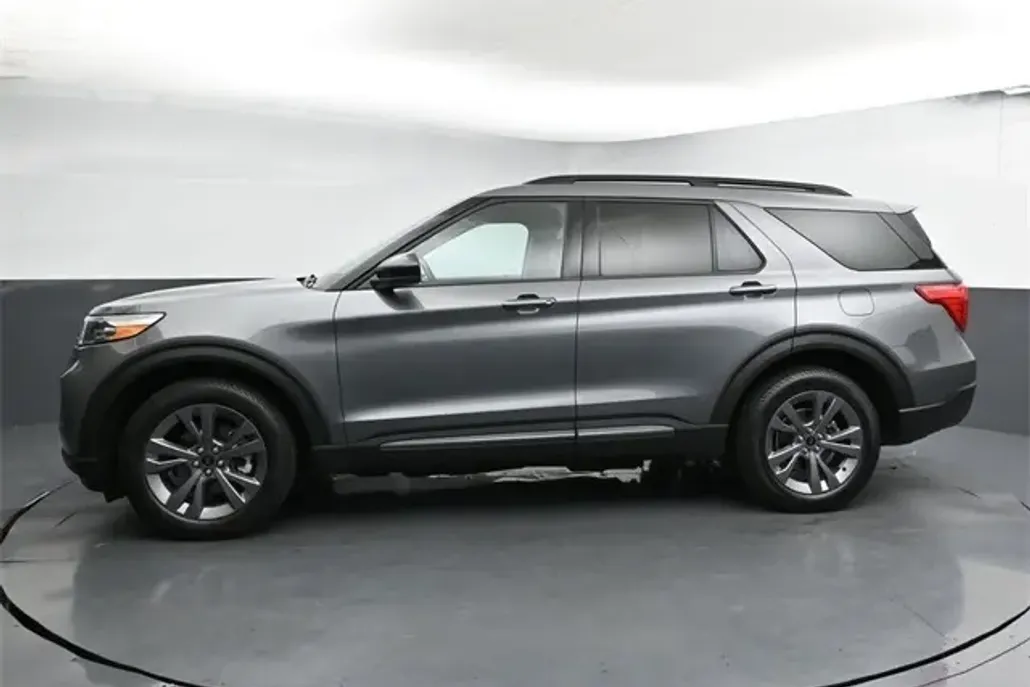 2022 Ford Explorer XLT Sport photo 1