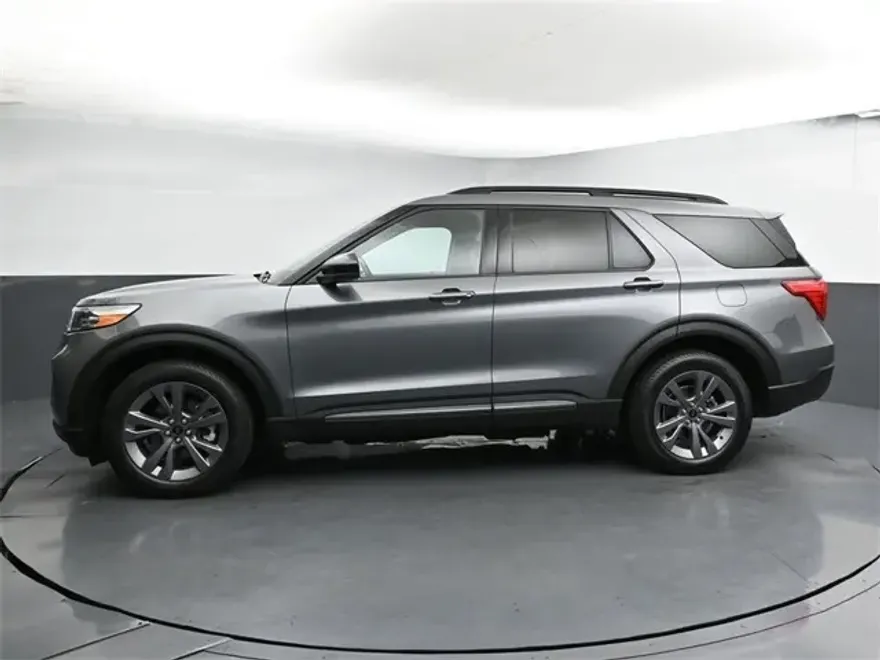 2022 Ford Explorer XLT Sport photo 1