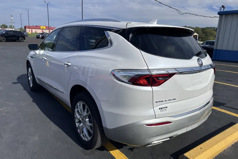 2023 Buick Enclave Essence photo 1