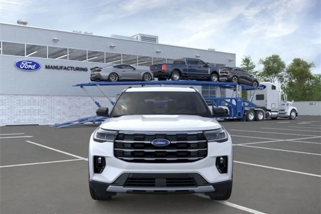 2025 Ford Explorer photo 1