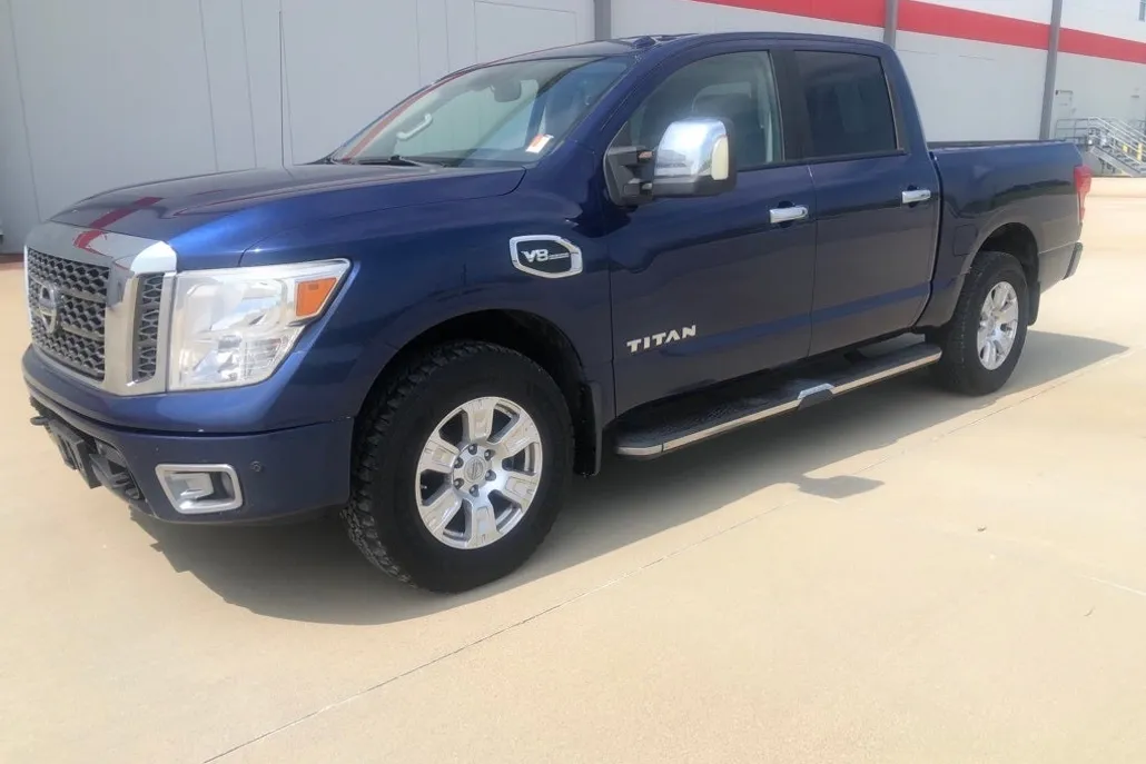 2017 Nissan Titan SV photo 1