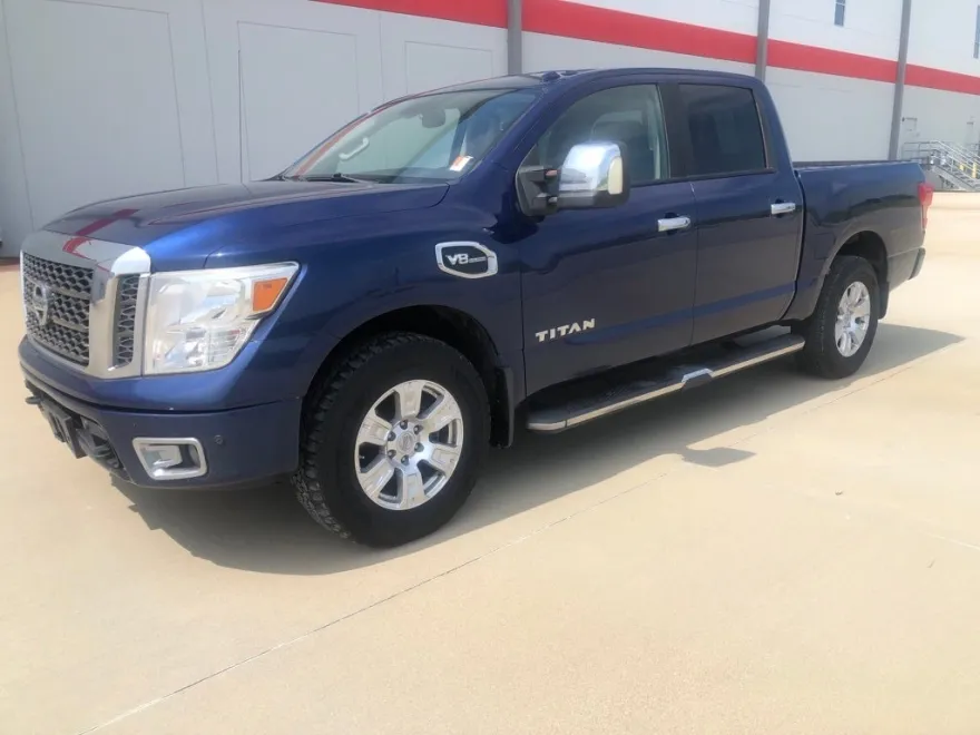 2017 Nissan Titan SV photo 1
