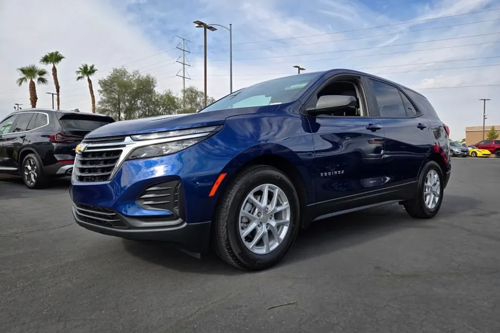 2022 Chevrolet Equinox LS photo 1