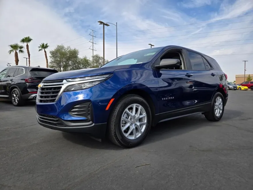 2022 Chevrolet Equinox LS photo 1