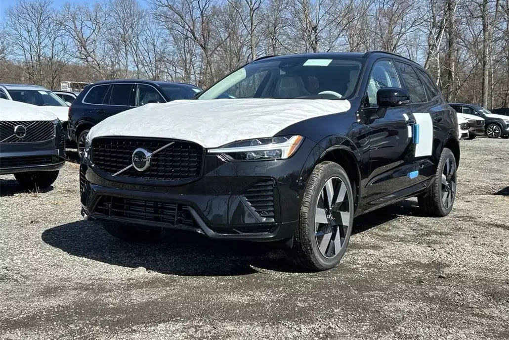 2025 Volvo XC60 T8 Plus photo 1
