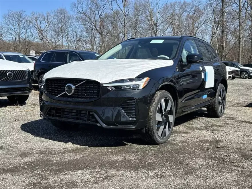 2025 Volvo XC60 T8 Plus photo 1