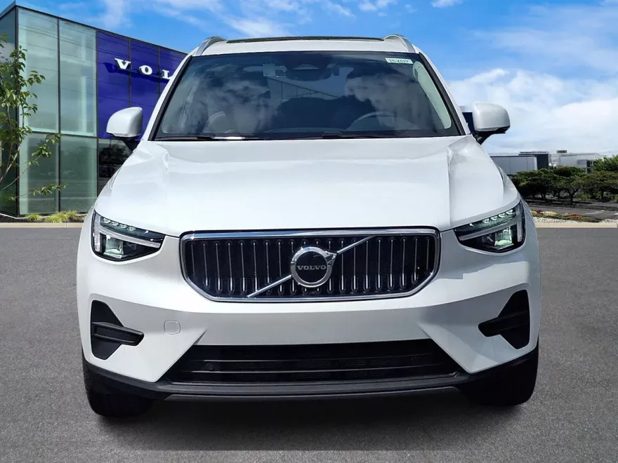 2025 Volvo XC40 Core photo 1