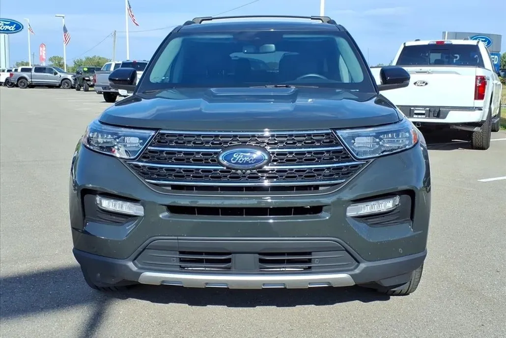 2023 Ford Explorer XLT photo 1