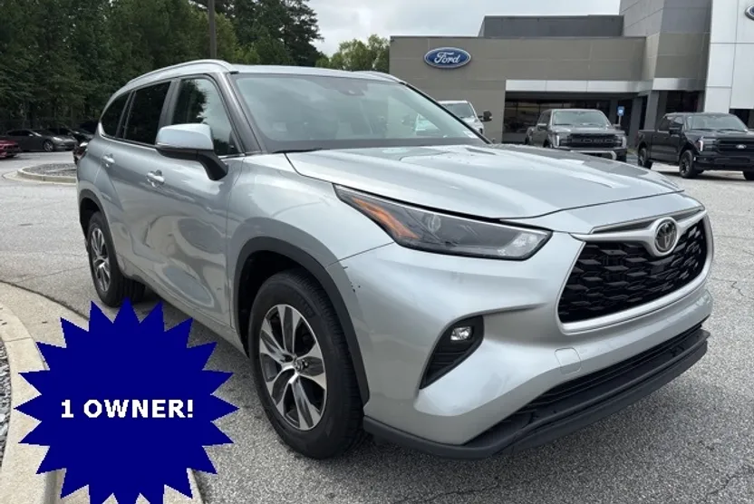 2024 Toyota Highlander LE photo 1