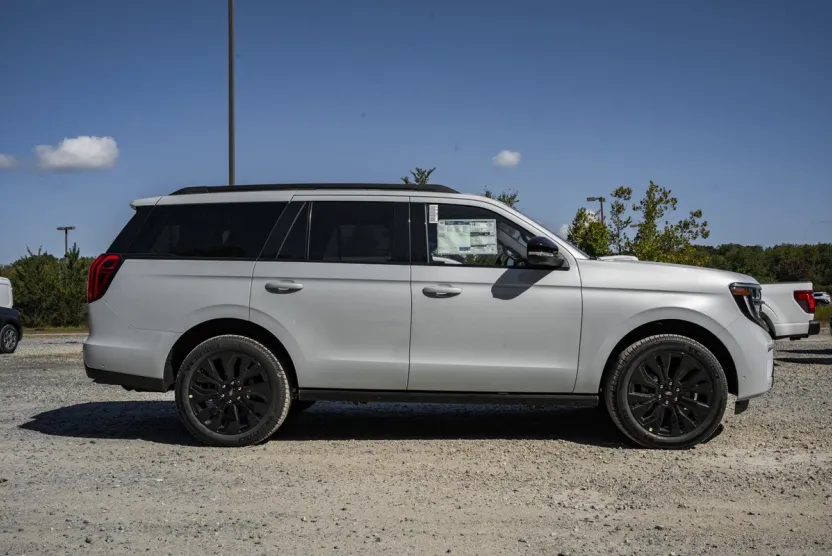 2025 Ford Expedition Platinum photo 1