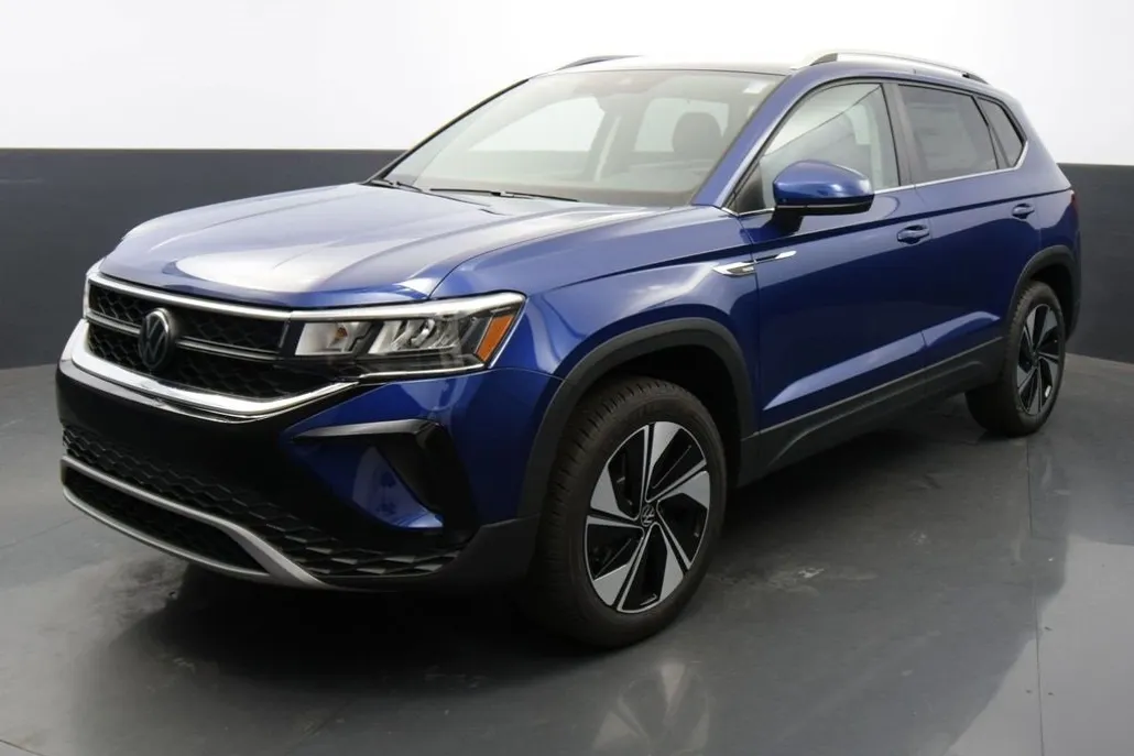 2024 Volkswagen Taos SE photo 1