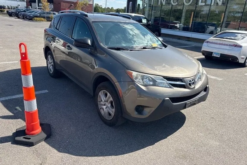 2014 Toyota RAV4 LE photo 1