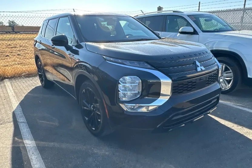 2023 Mitsubishi Outlander SE Black Edition photo 1
