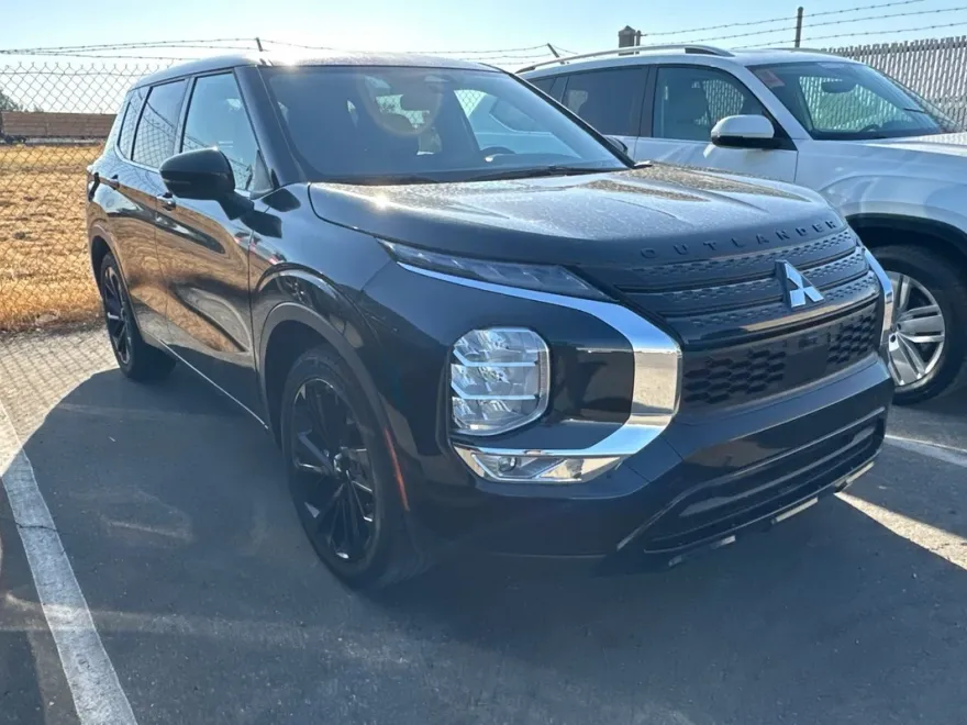 2023 Mitsubishi Outlander SE Black Edition photo 1