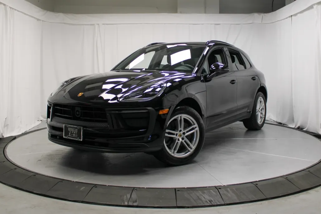 2023 Porsche Macan T photo 1