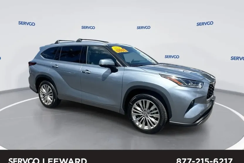 2024 Toyota Highlander LE photo 1