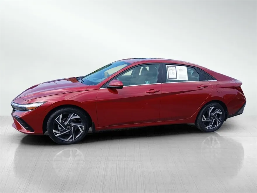 2024 Hyundai Elantra SEL photo 1